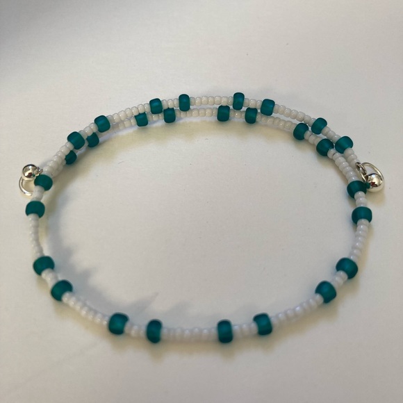 Single coil teal and white beaded bracelet - Picture 4 of 4